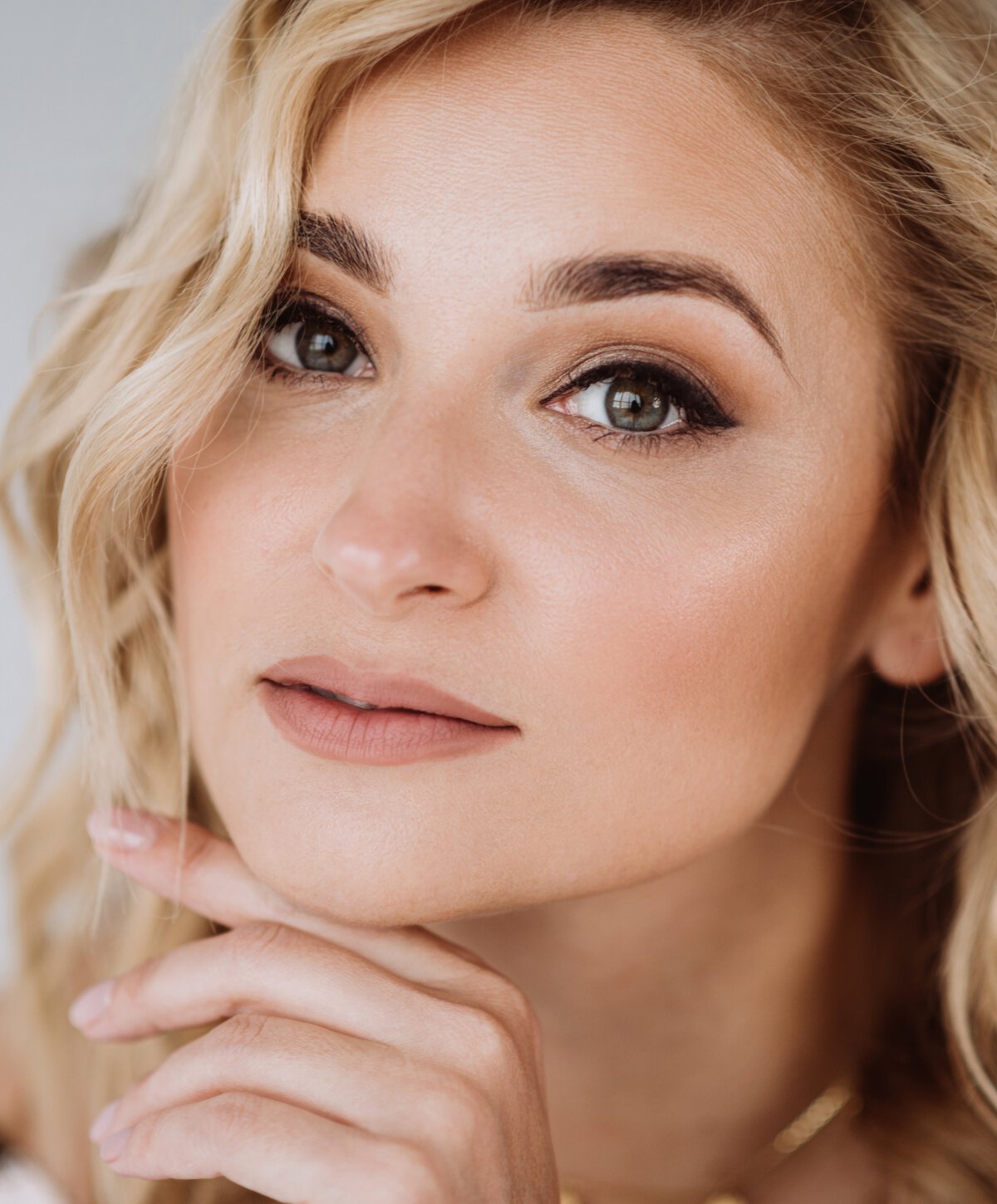 Atlanta blepharoplasty Model with blonde hair