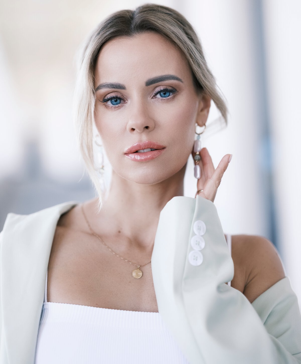 Atlanta blepharoplasty Model with blonde hair