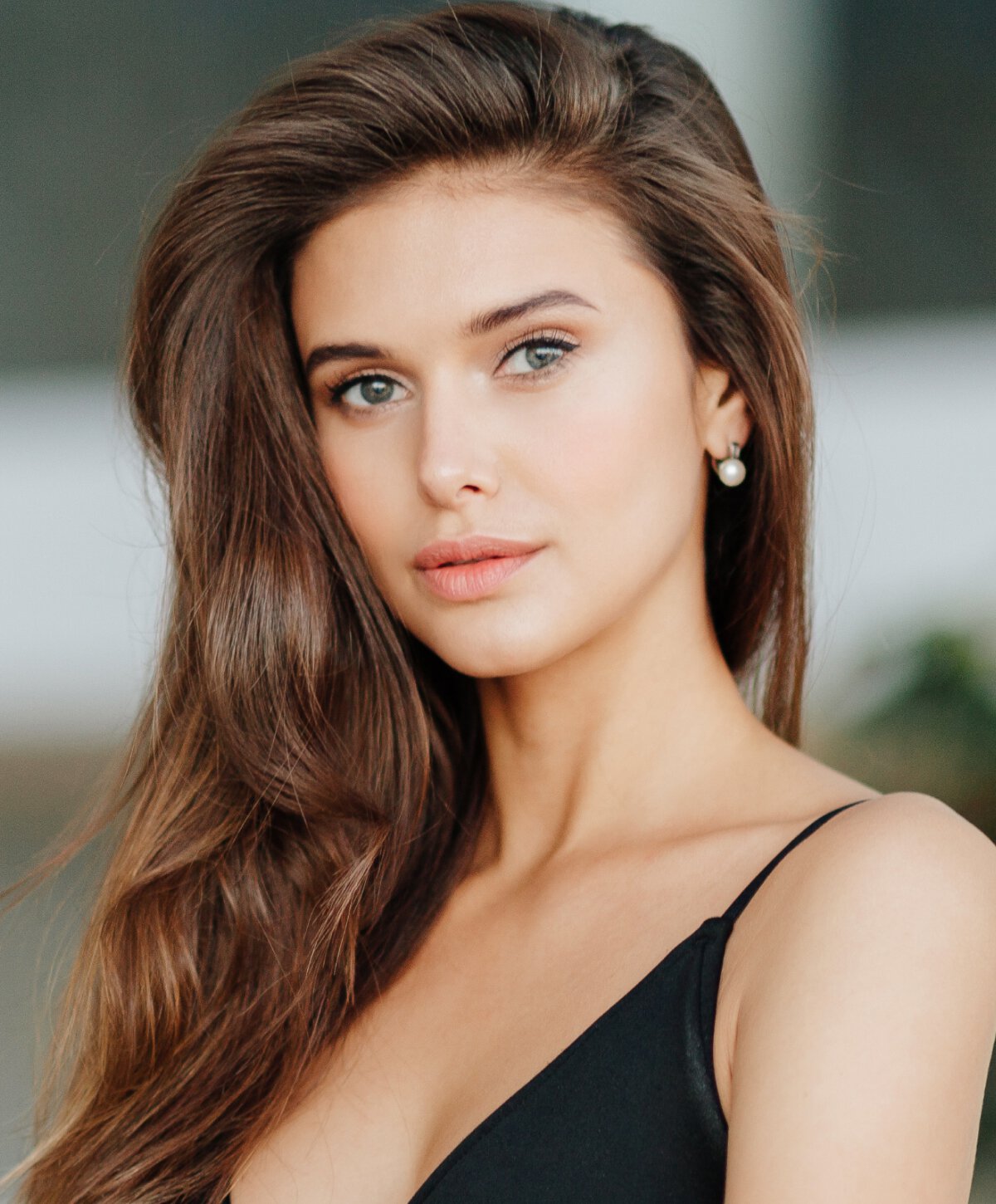 Atlanta lip lift Model with brown hair